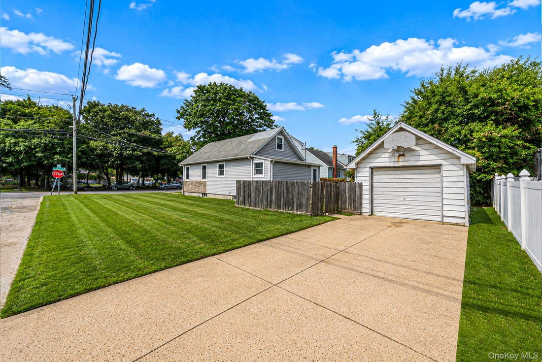 House in Lindenhurst, New York, United States 5 - 18694103