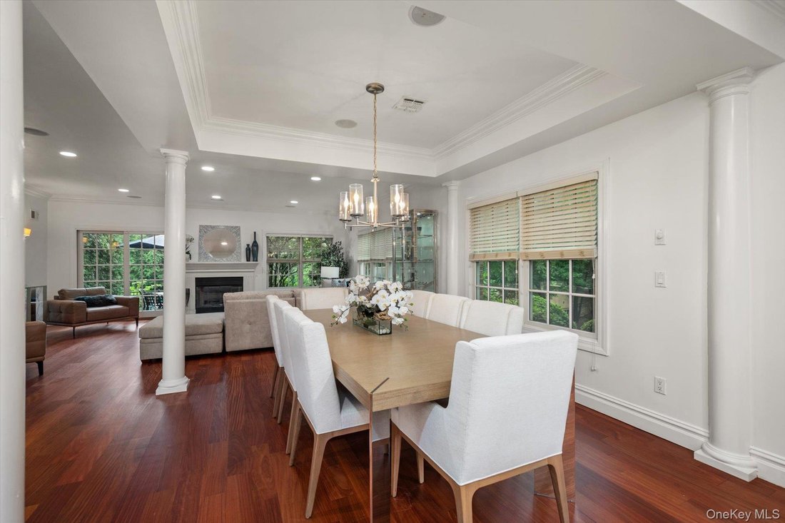 Condo in Woodbury, New York, United States 5 - 18694216