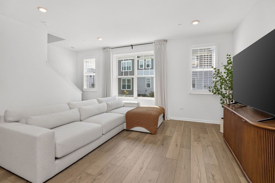 Townhouse in Des Plaines, Illinois, United States 4 - 18695085