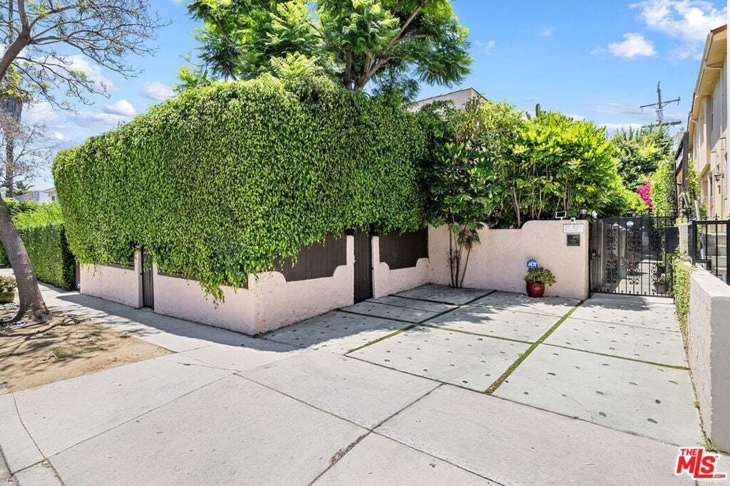 Los Angeles, California, United States 3 - 18694314