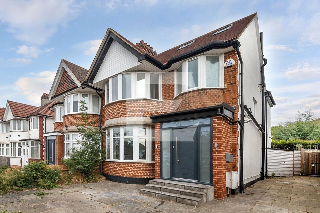 House in Barnet, England 1 - 18694450