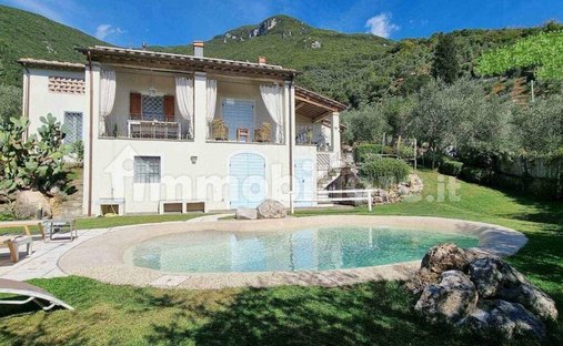 Casa di campagna a Camaiore, Toscana, Italia 1