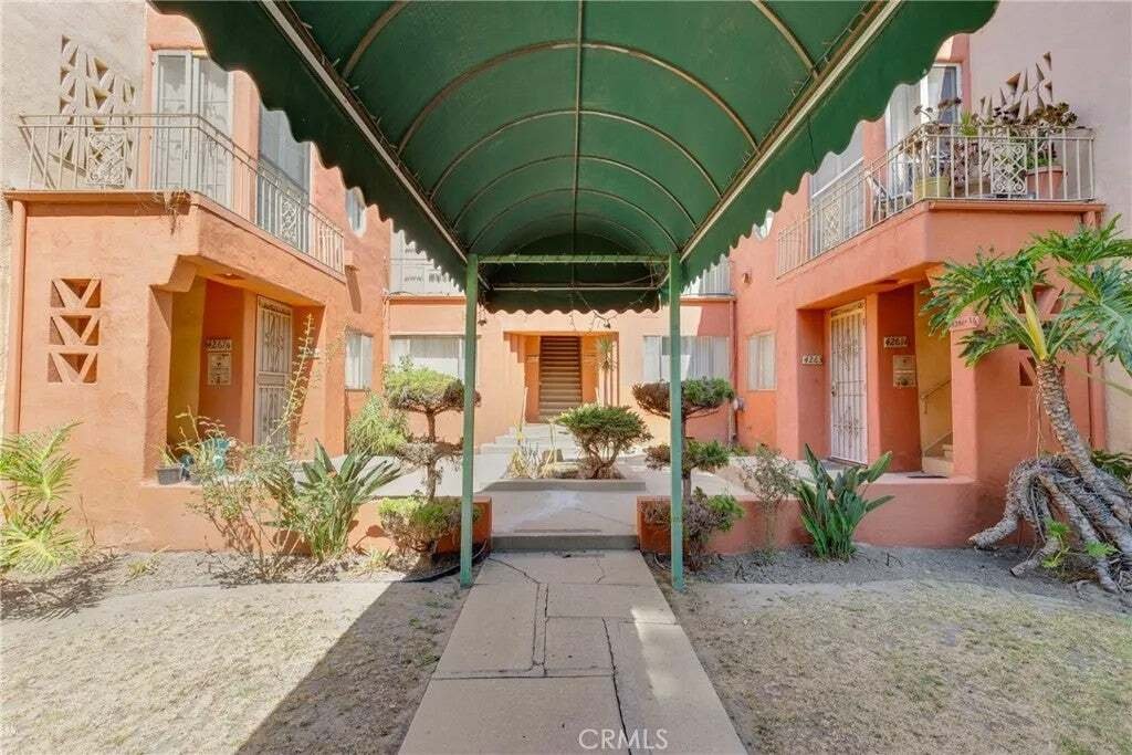 Los Angeles, California, United States 1 - 18695364