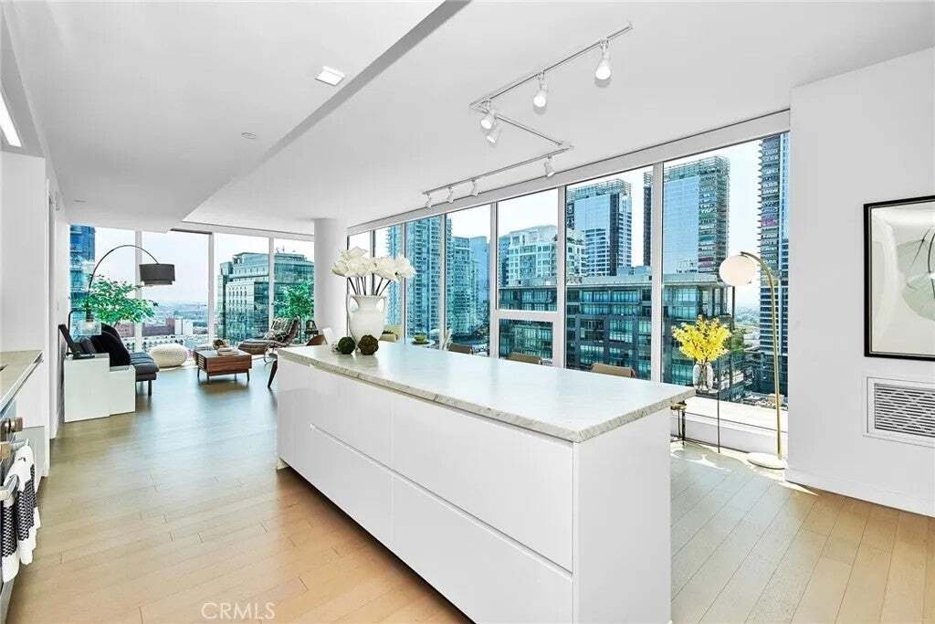 Condo in Los Angeles, California, United States 5 - 18695389