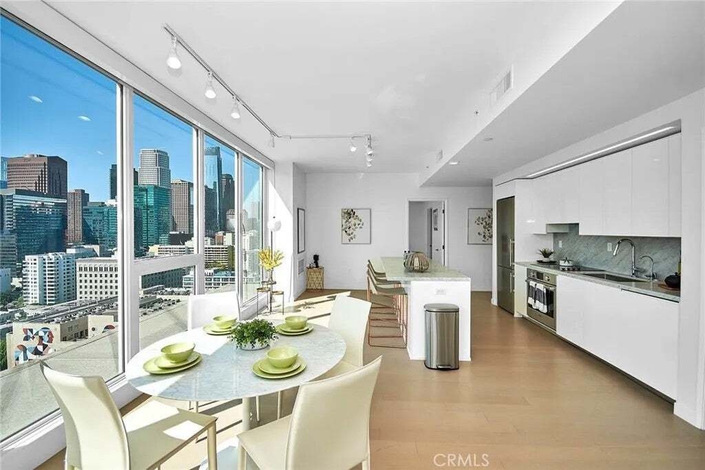 Condo in Los Angeles, California, United States 1 - 18695389