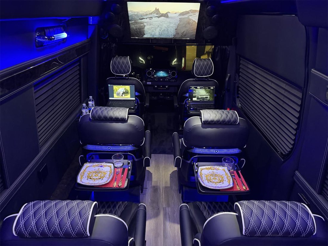 Limousine in Elkhart, Indiana, United States 4 - 12949968