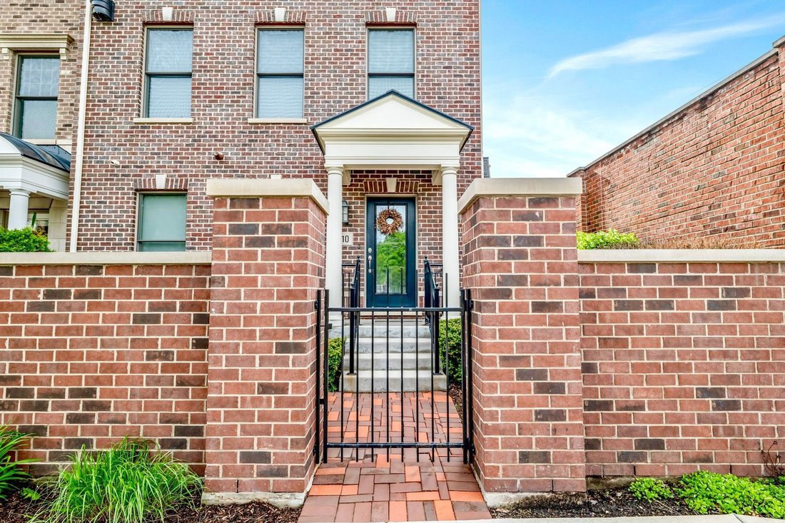 Townhouse in Wheaton, Illinois, United States 1 - 18697658
