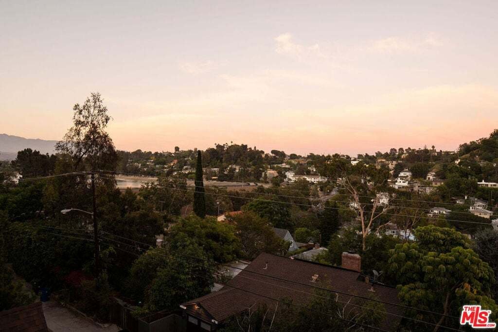 Los Angeles, California, United States 5 - 18697050