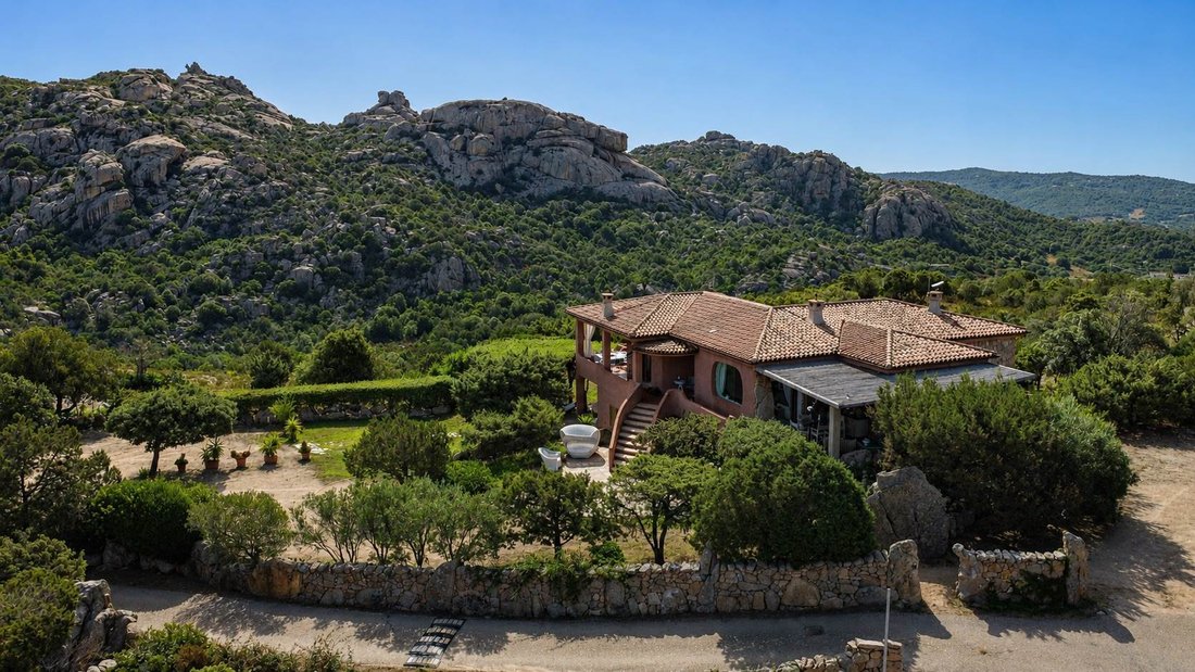 Villa in Arzachena, Sardinia, Italy 1 - 18699018