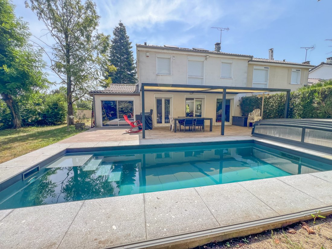 House in Le Mesnil-Saint-Denis, Ile-de-France, France 1 - 18695956