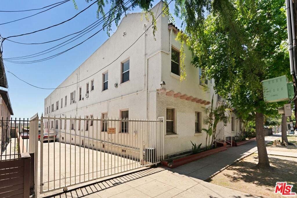 Los Angeles, California, United States 2 - 18697056