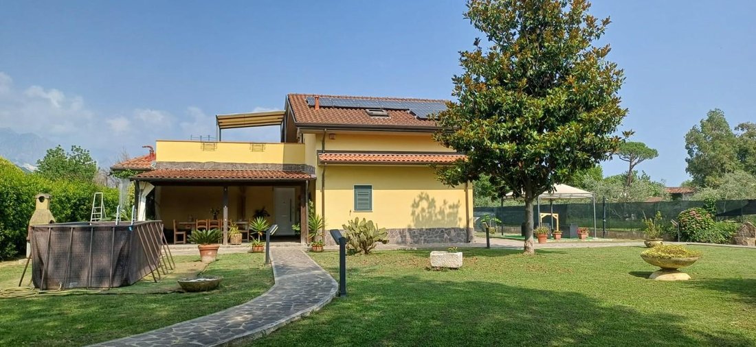 Villa in Avenza, Marina di Carrara, Tuscany 1 - 18698279