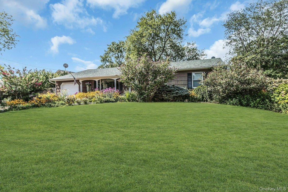 House in Yaphank, New York, United States 5 - 18698962