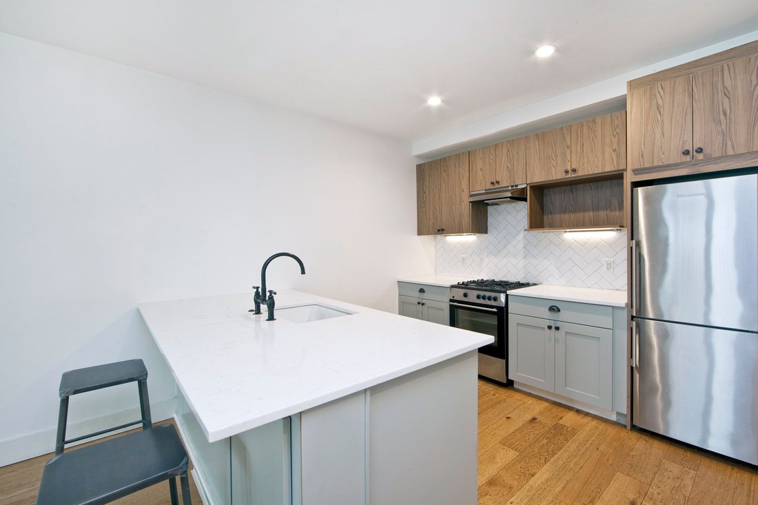 New York, New York, United States 2 - 18698942