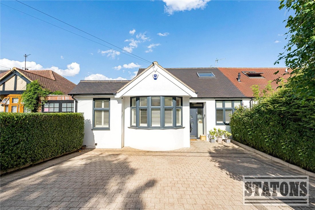 Bungalow in Barnet, England 1 - 18696823