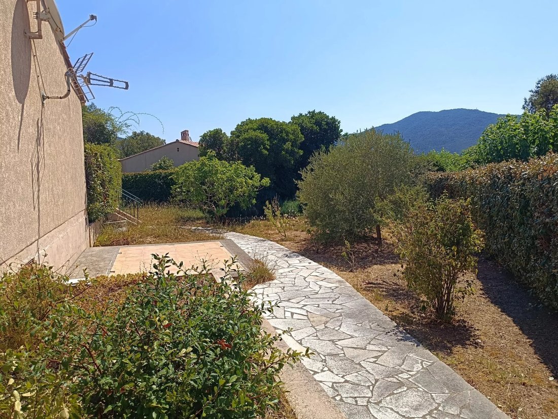 House in La Môle, Provence-Alpes-Côte d'Azur, France 4 - 18696091