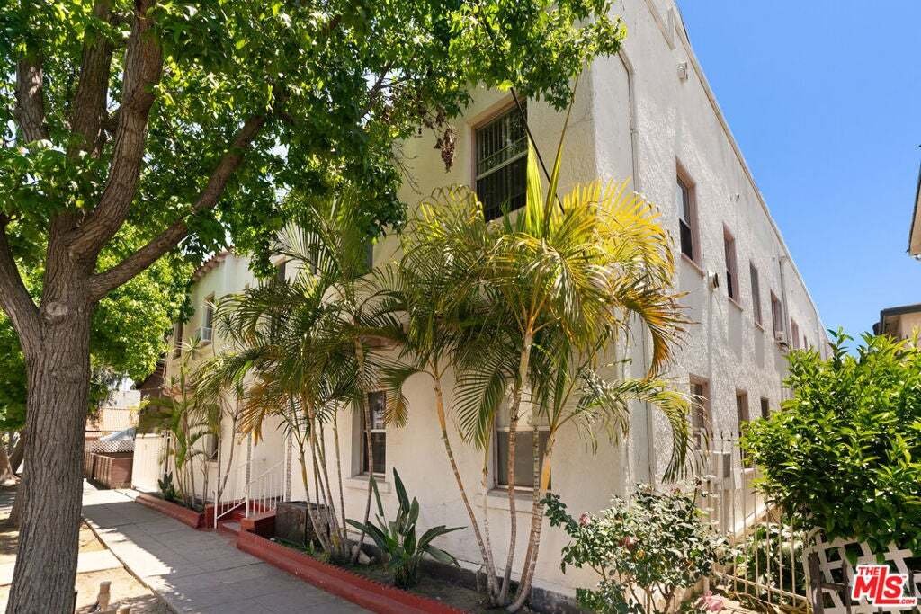Los Angeles, California, United States 3 - 18697056
