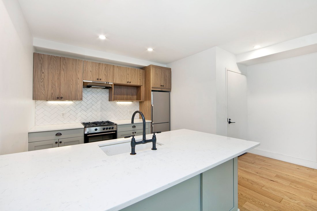 New York, New York, United States 1 - 18698942