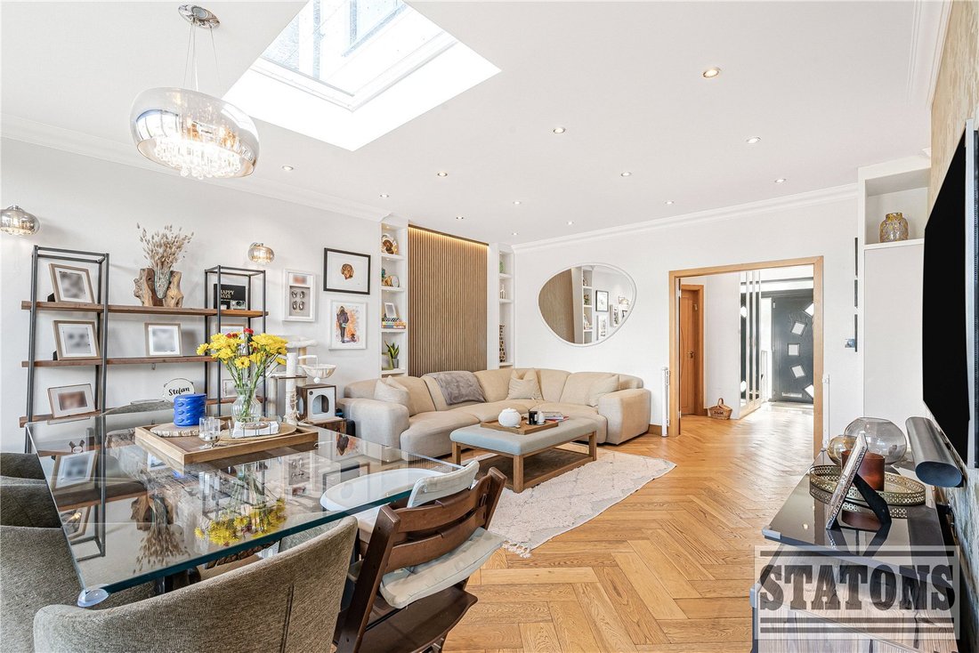 Bungalow in Barnet, England 5 - 18696823