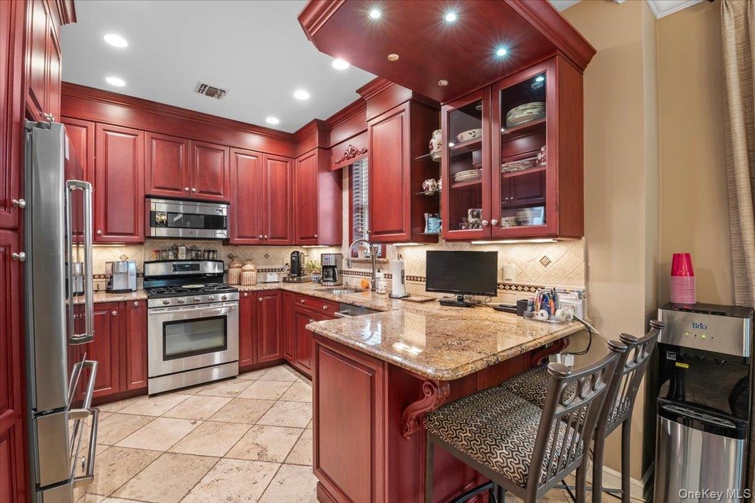 Condo in Melville, New York, United States 5 - 18697243
