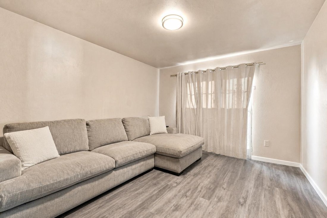 Oakland, California, United States 2 - 18697879