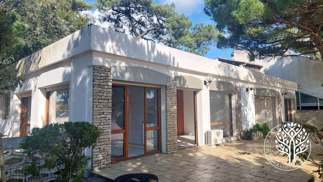 Villa in Saint-Palais-sur-Mer, Nouvelle-Aquitaine, France 1 - 18698671