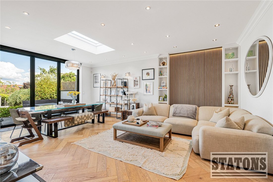 Bungalow in Barnet, England 3 - 18696823