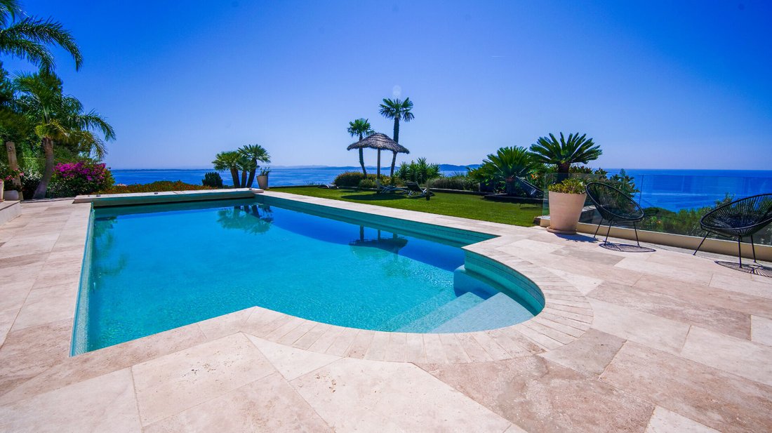Villa in Carqueiranne, Provence-Alpes-Côte d'Azur, France 2 - 18635097
