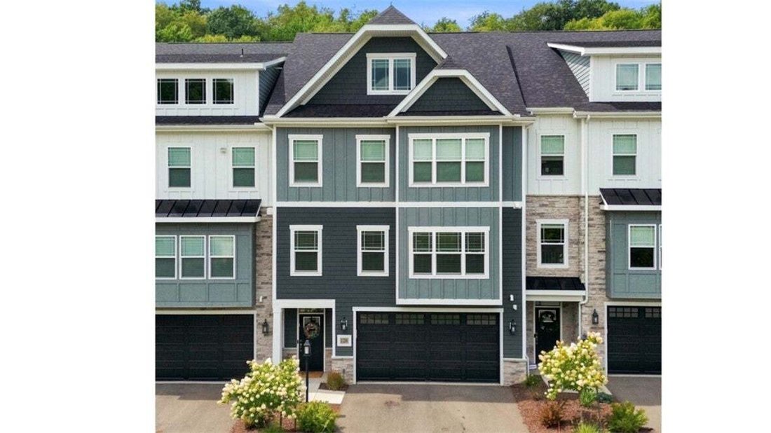 Townhouse in Franklin Park, Pennsylvania, United States 1 - 18696712