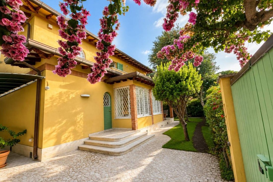 Villa in Tonfano, Pietrasanta, Italy 1 - 18697504