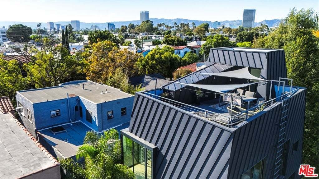 Los Angeles, California, United States 5 - 18697048
