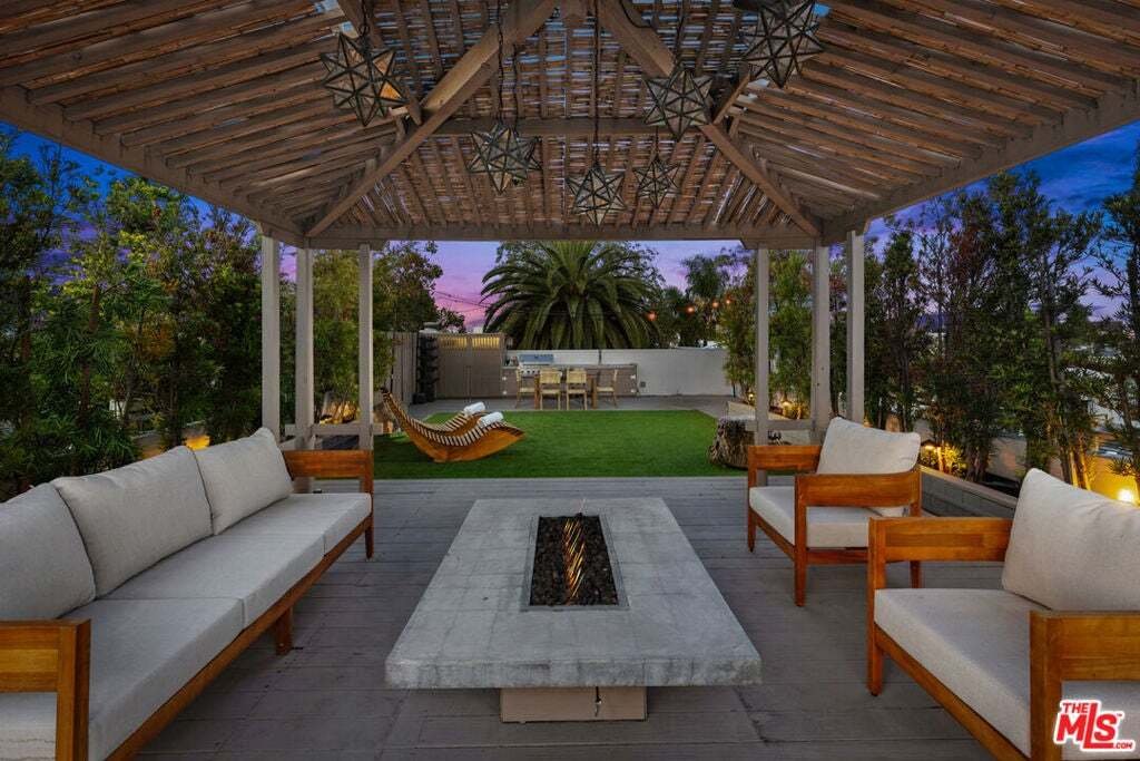 Los Angeles, California, United States 1 - 18697033