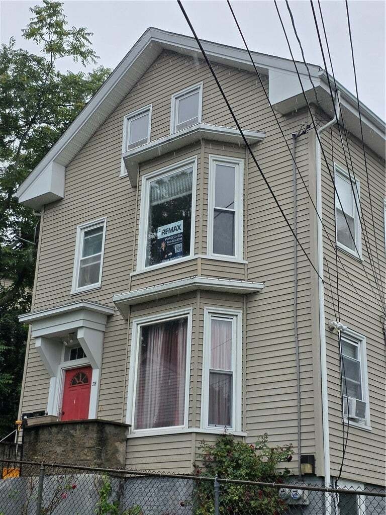 Cranston, Rhode Island, United States 2 - 18697474
