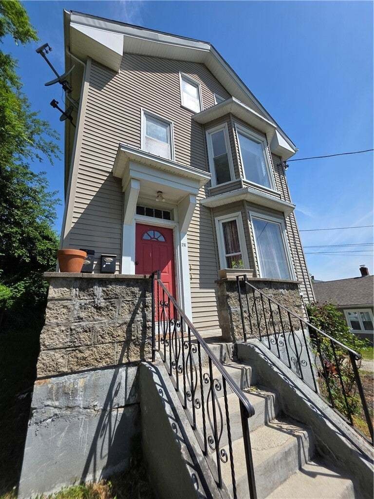 Cranston, Rhode Island, United States 3 - 18697474