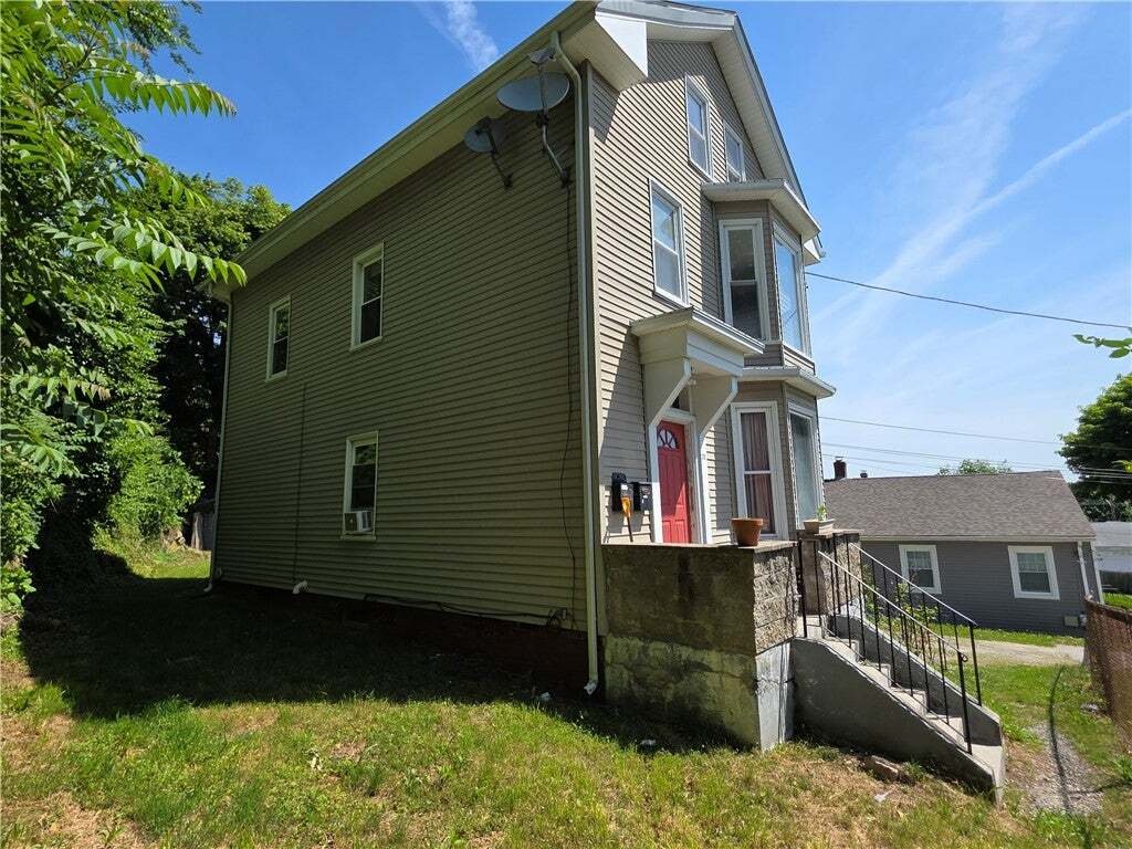 Cranston, Rhode Island, United States 4 - 18697474