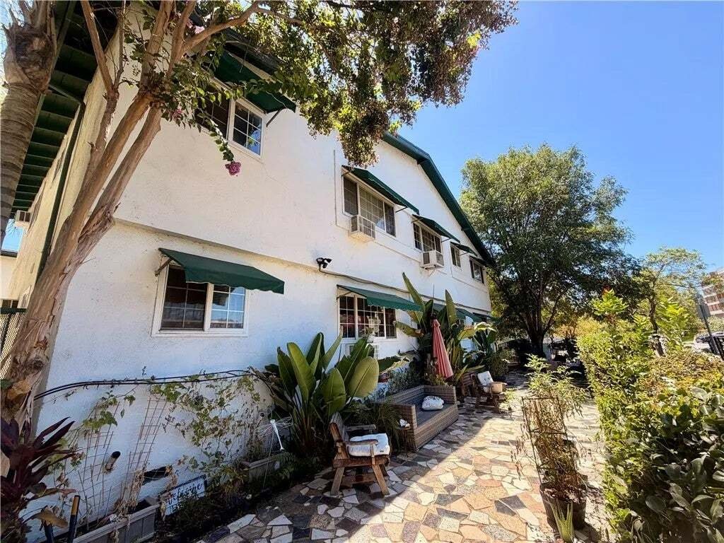 Los Angeles, California, United States 4 - 18698300
