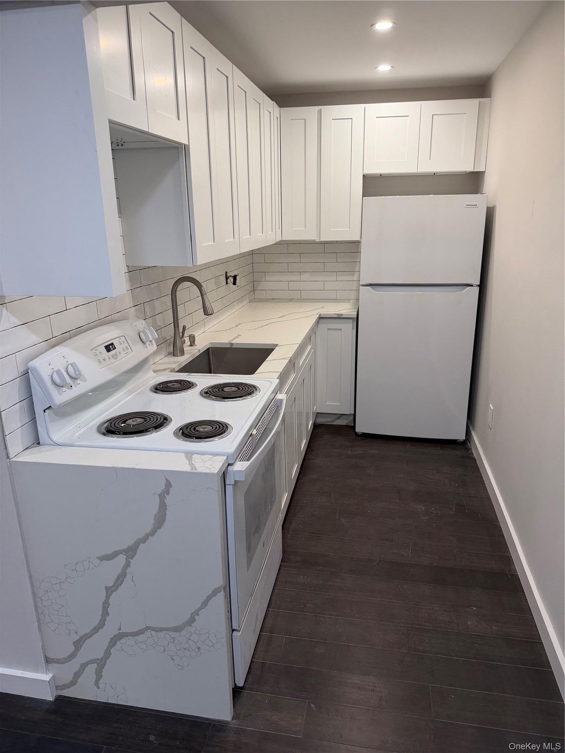 Lindenhurst, New York, United States 2 - 18698925