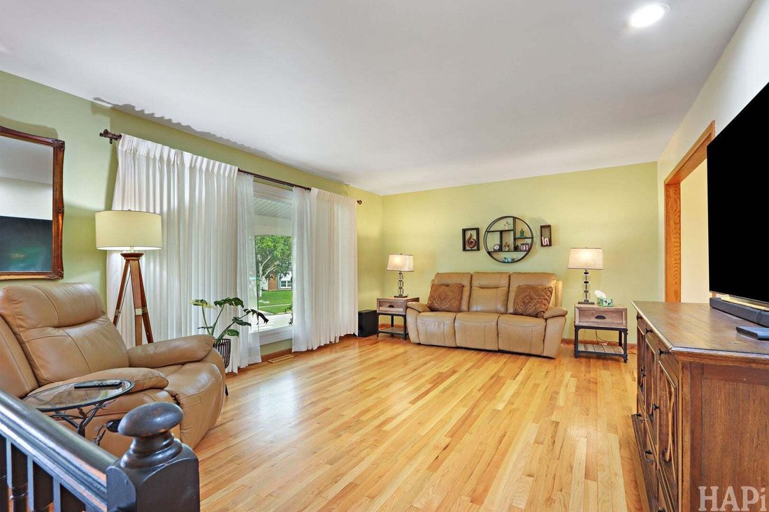 House in Elk Grove Village, Illinois, United States 3 - 18697773