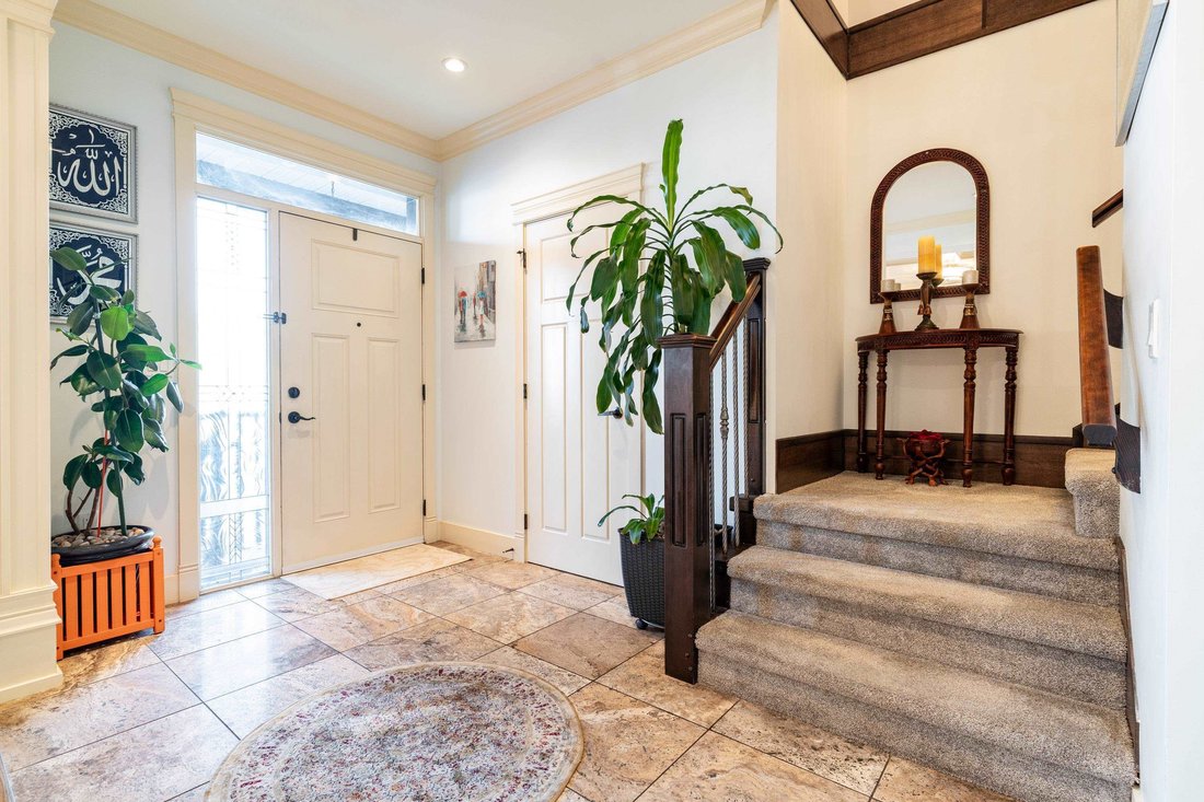 House in Surrey, British Columbia, Canada 5 - 18700215