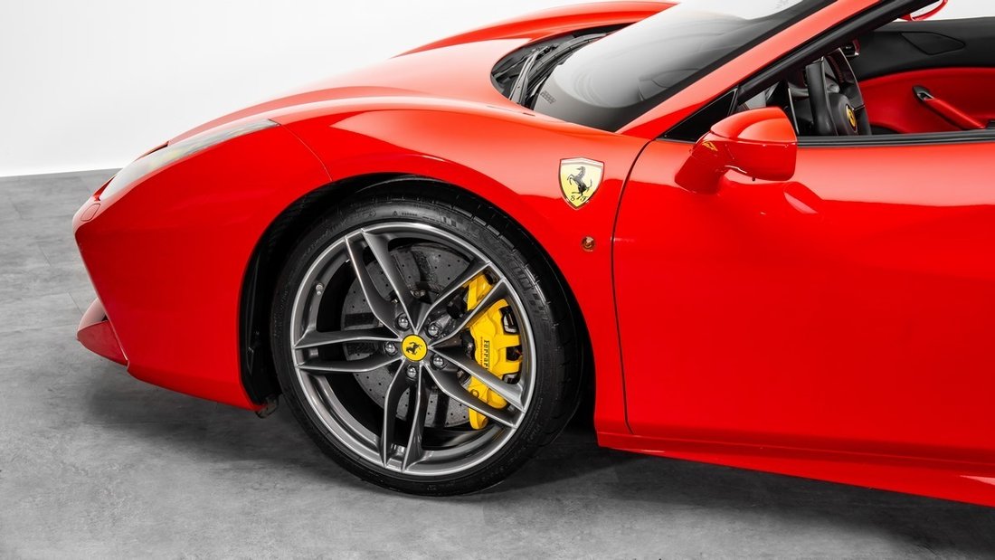 Cabriolet in Dubai, United Arab Emirates 4 - 18700448
