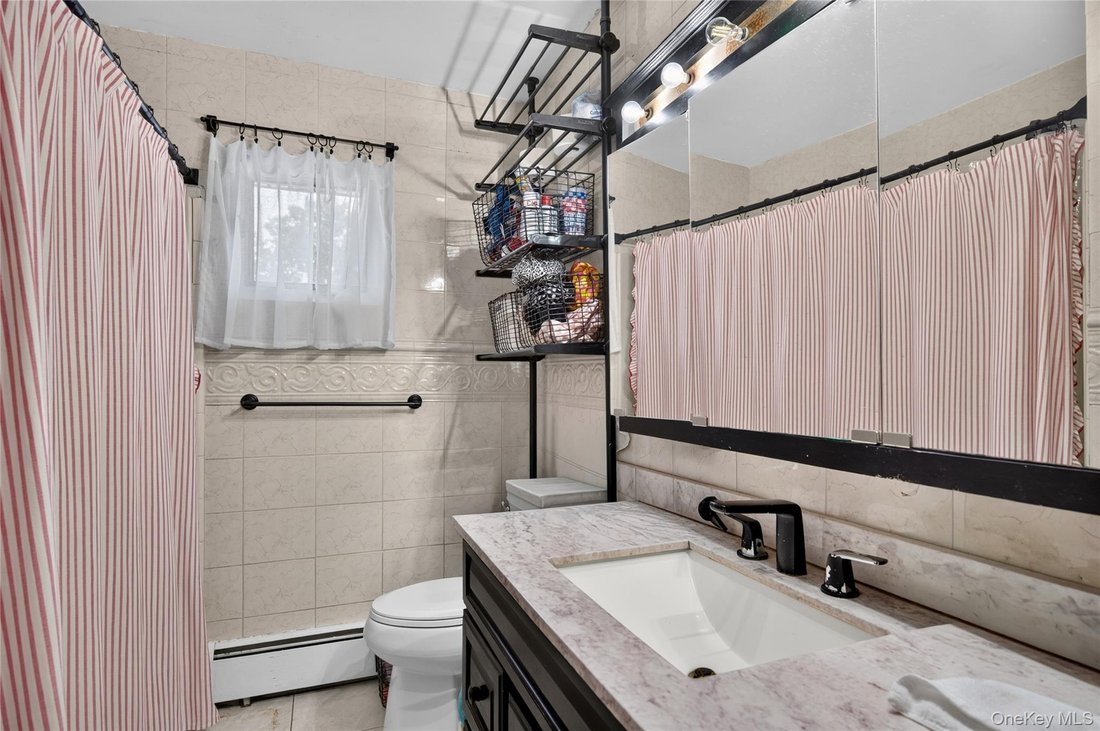 House in West Babylon, New York, United States 4 - 18700447