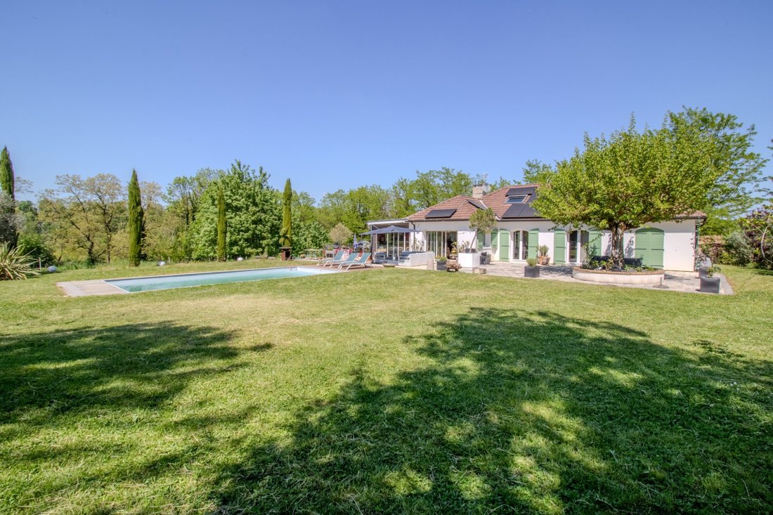 Villa in Fontaines-Saint-Martin, Auvergne-Rhône-Alpes, France 2 - 18700389