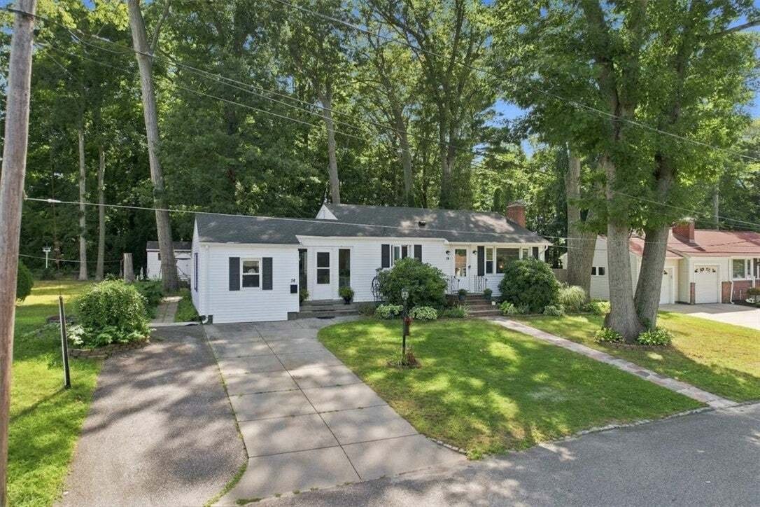 House in Cranston, Rhode Island, United States 3 - 18700582