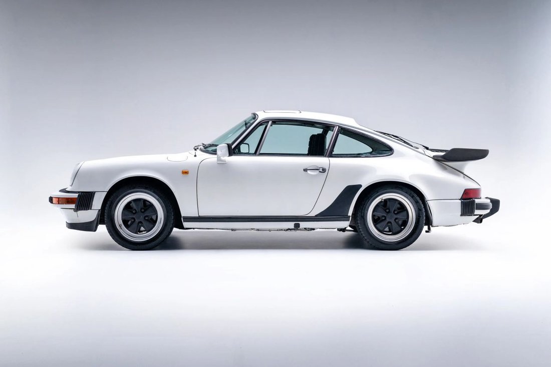 Coupe in Los Angeles, CA, United States 2 - 18702158