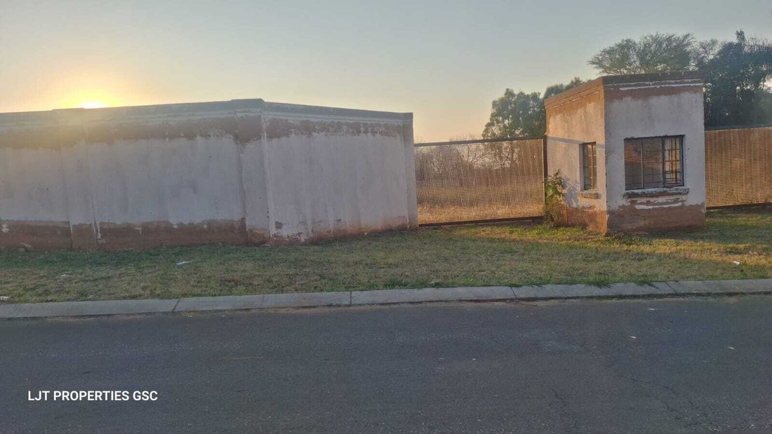 Estate in Ruimsig, Gauteng, South Africa 4 - 18702301
