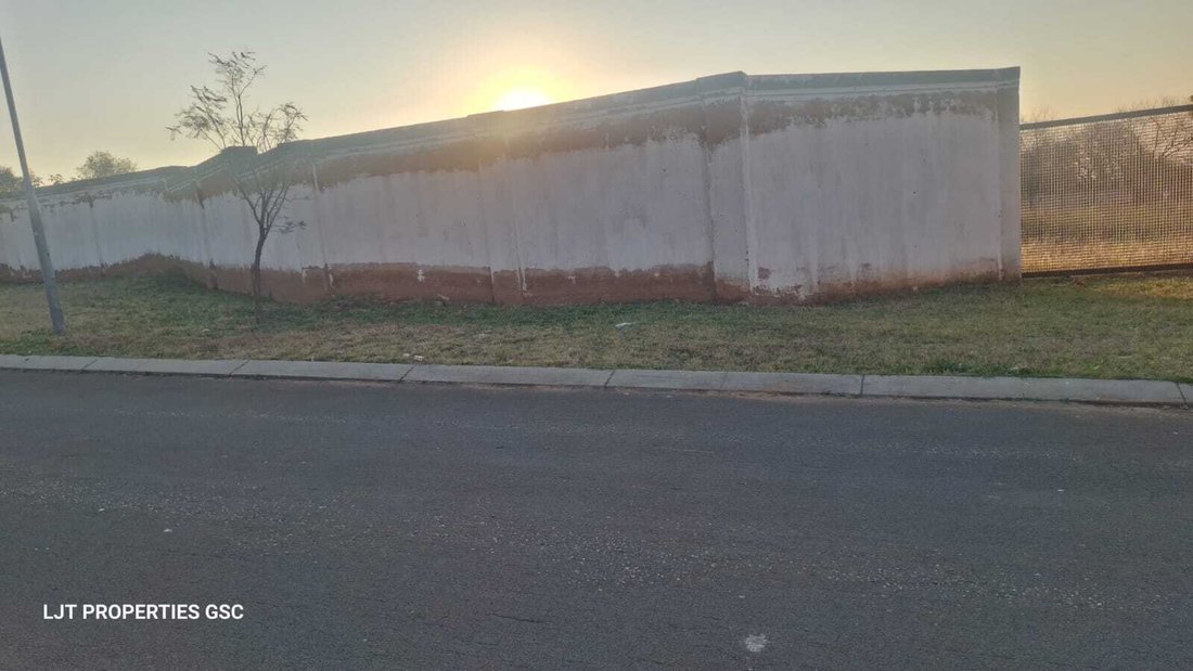 Estate in Ruimsig, Gauteng, South Africa 3 - 18702301