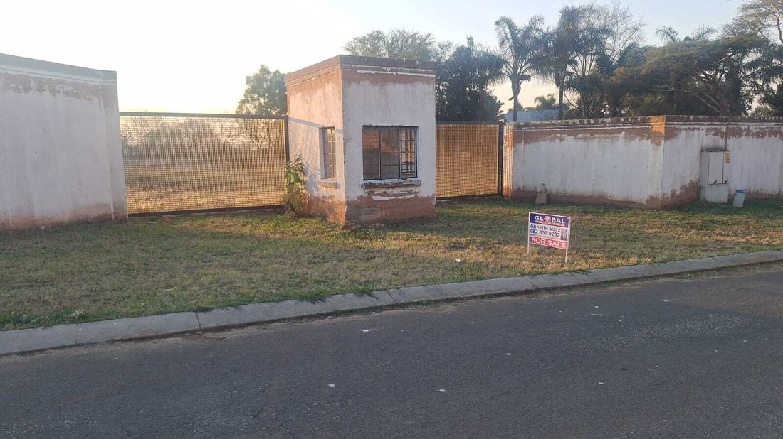 Estate in Ruimsig, Gauteng, South Africa 1 - 18702301