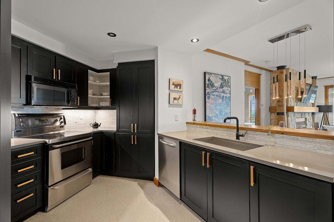 Condo in Mont-Tremblant, Quebec, Canada 5 - 18701737