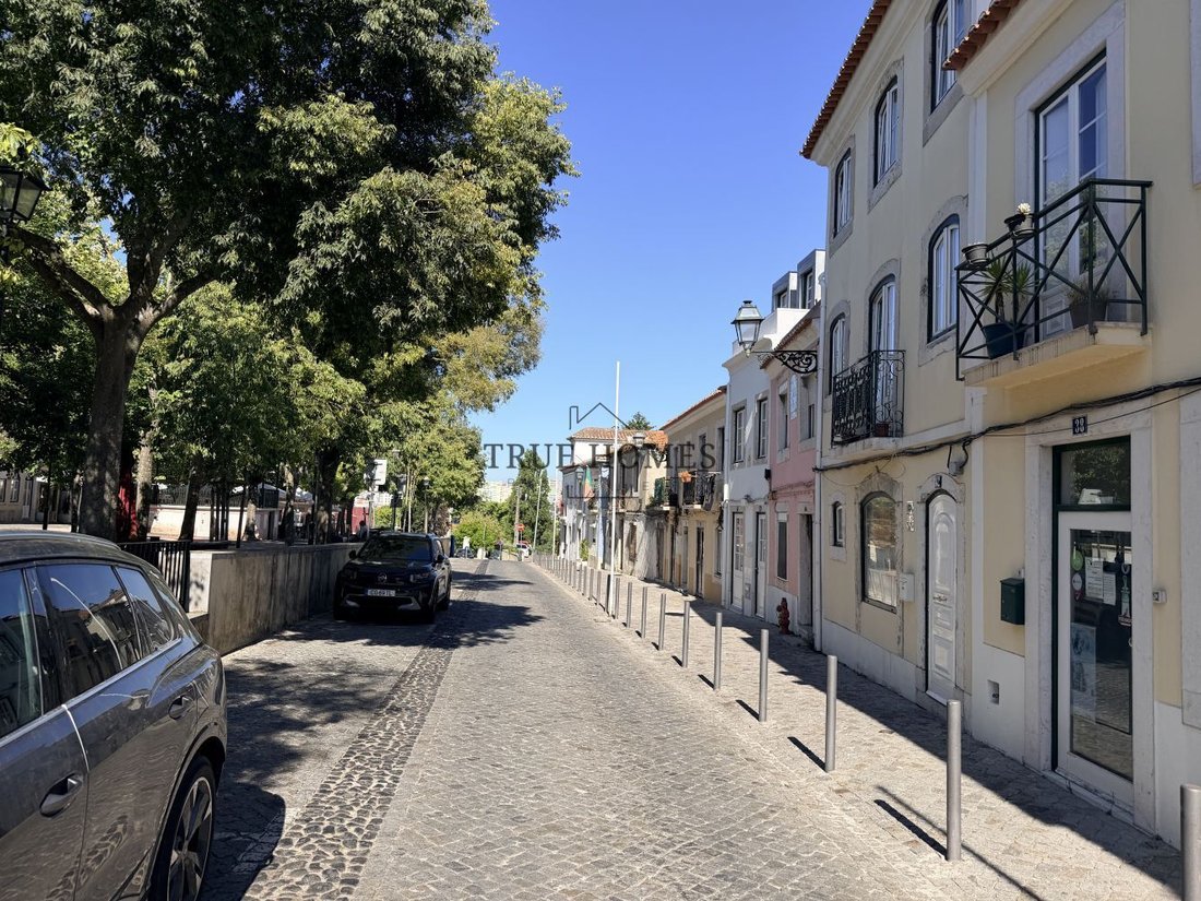 Carnide, Lisbon, Portugal 1 - 18701674