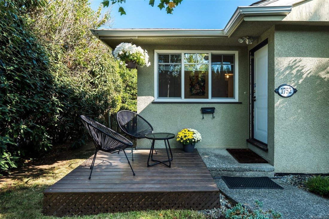 House in Saanich, British Columbia, Canada 2 - 18701726